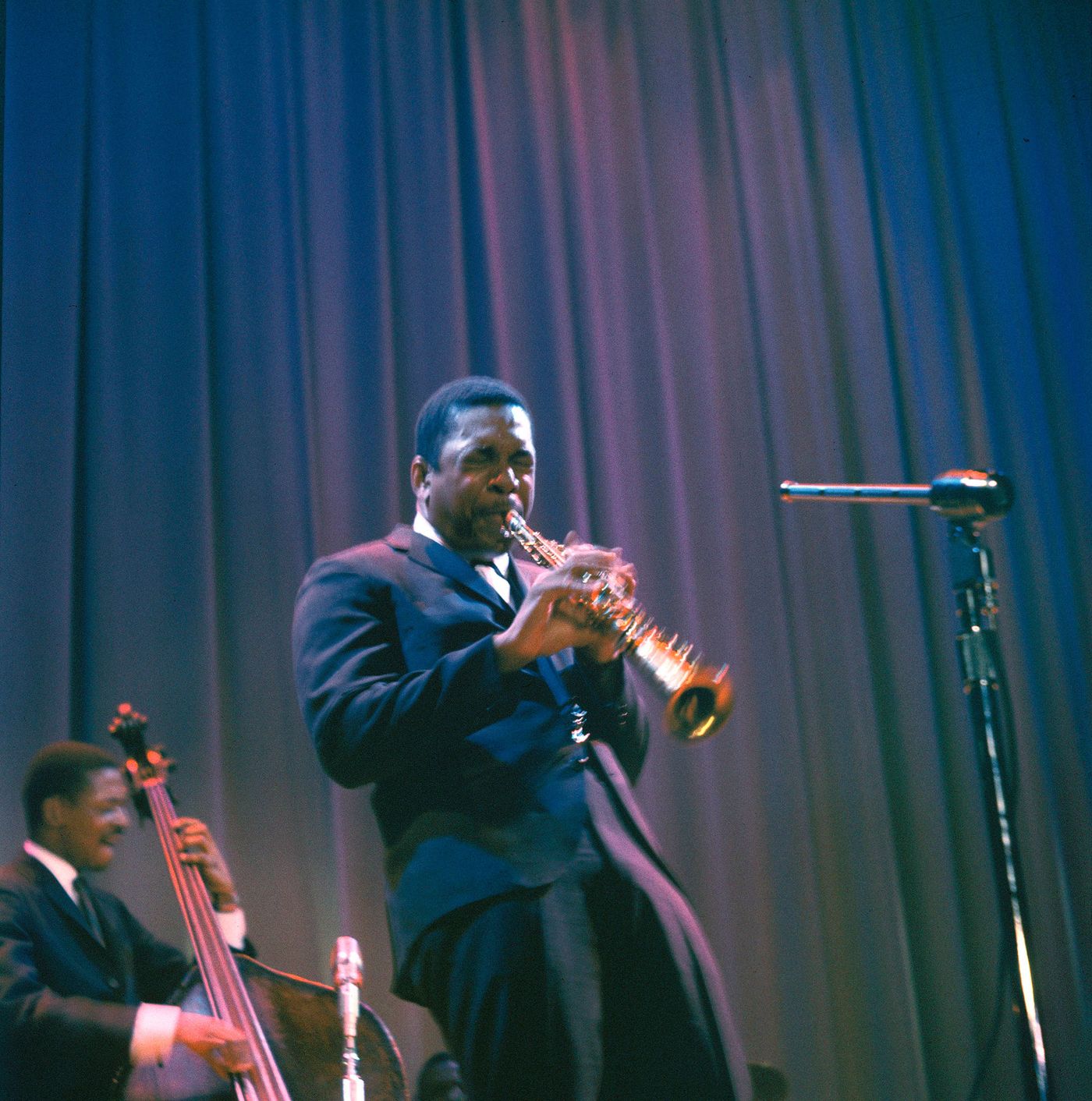 Con Jimmy Garrison en 1963: intensidad y trascendencia. Foto: Gai Terrell (Getty Images)