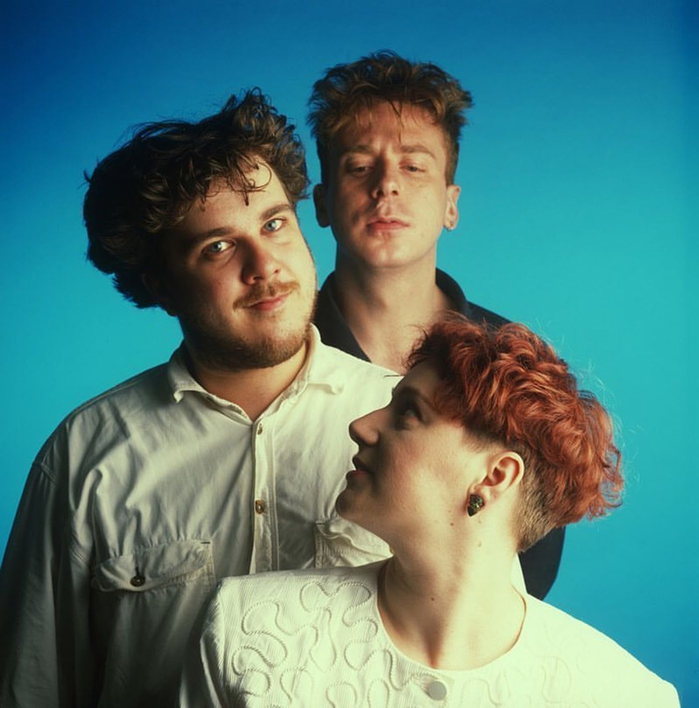 Simon Raymonde (arriba) y la pareja feliz: “Heaven Or Las Vegas”, 1990. Foto: Andrew Catlin
