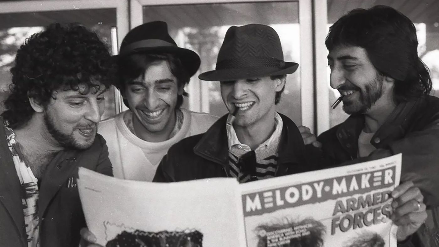 Ketama internacionales: con el bajista Marcelo Fuentes, leyendo el ‘Melody Maker’ en 1985 (Antonio Carmona, José Soto y Juan Carmona). Foto: Mario Pacheco