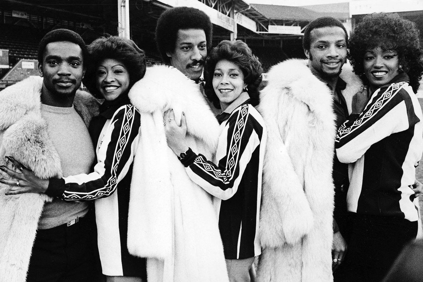 Valerie Holiday, Helen Scott y Sheila Ferguson, formación del grupo musical The Three Degrees (período 1976-86) junto a Laurie Cunningham, Brendan Batson y Cyrille Regis. Foto: MSI / Mirrorpix (Getty Images)