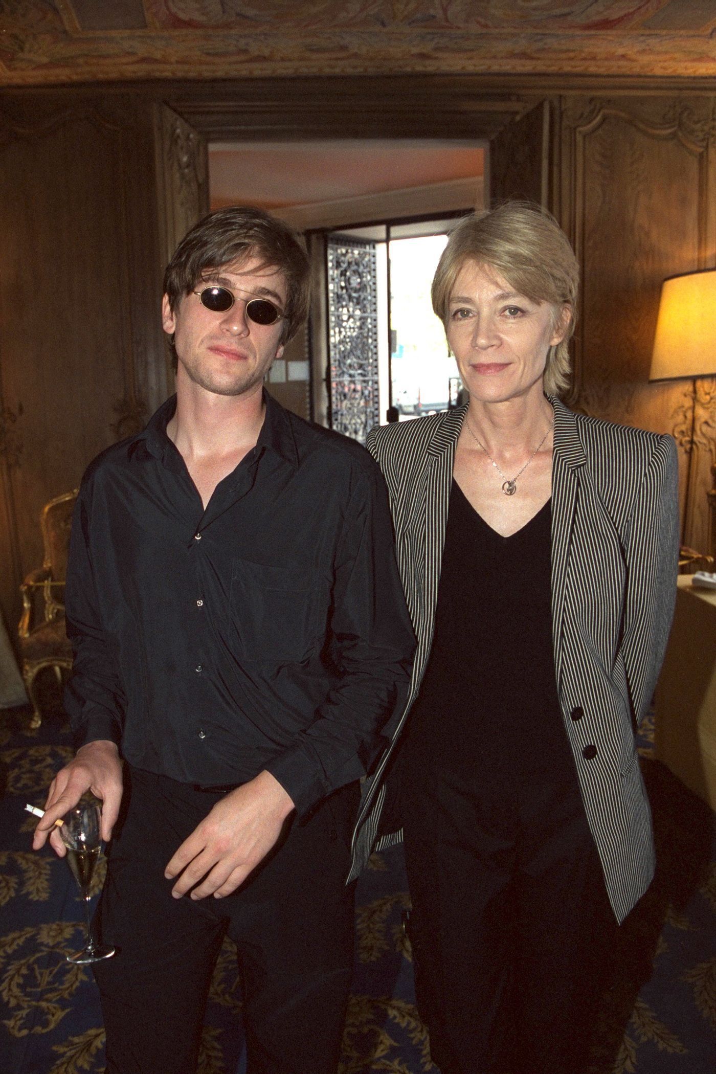 En compañía de Thomas Dutronc, su hijo. Foto: Stephane Cardinale (Getty Images)