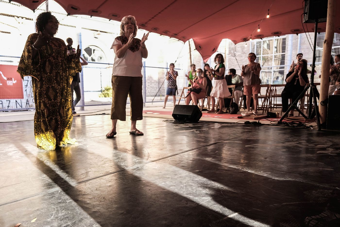  Lucy Durán en el taller de “tegere tulon” impartido con Hawa Kassé Mady Diabaté (Trio Da Kali) en la Fabra i Coats el 27 de junio. Foto: Óscar García