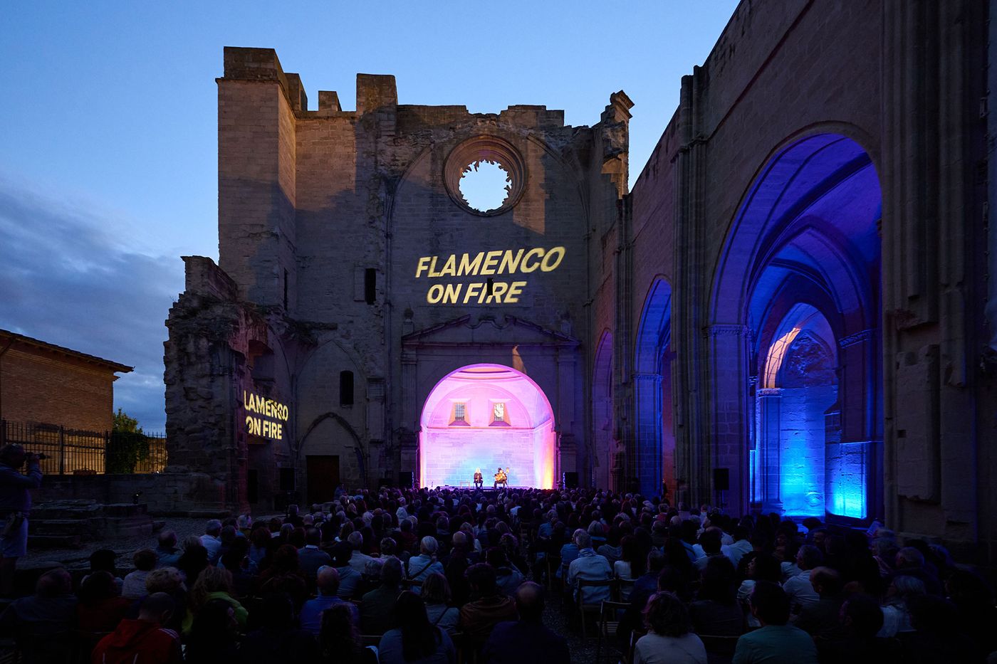 Mayte Martín iluminó las ruinas de San Pedro en Viana. Foto: Daniel Juárez