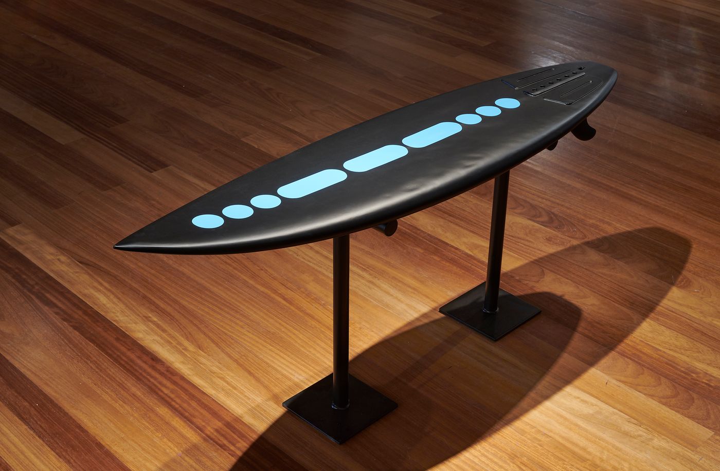 “Aluminio fundido y pies de soldura”, una tabla de surf que no puede flotar. Foto: Santiago Martí / Juan Peiró