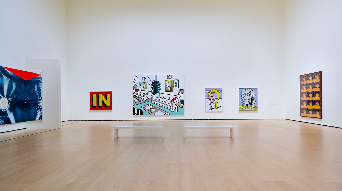 En el centro: cuatro obras de Roy Lichtenstein. A la derecha: “Desastre naranja nº 5” (Andy Warhol, 1963).