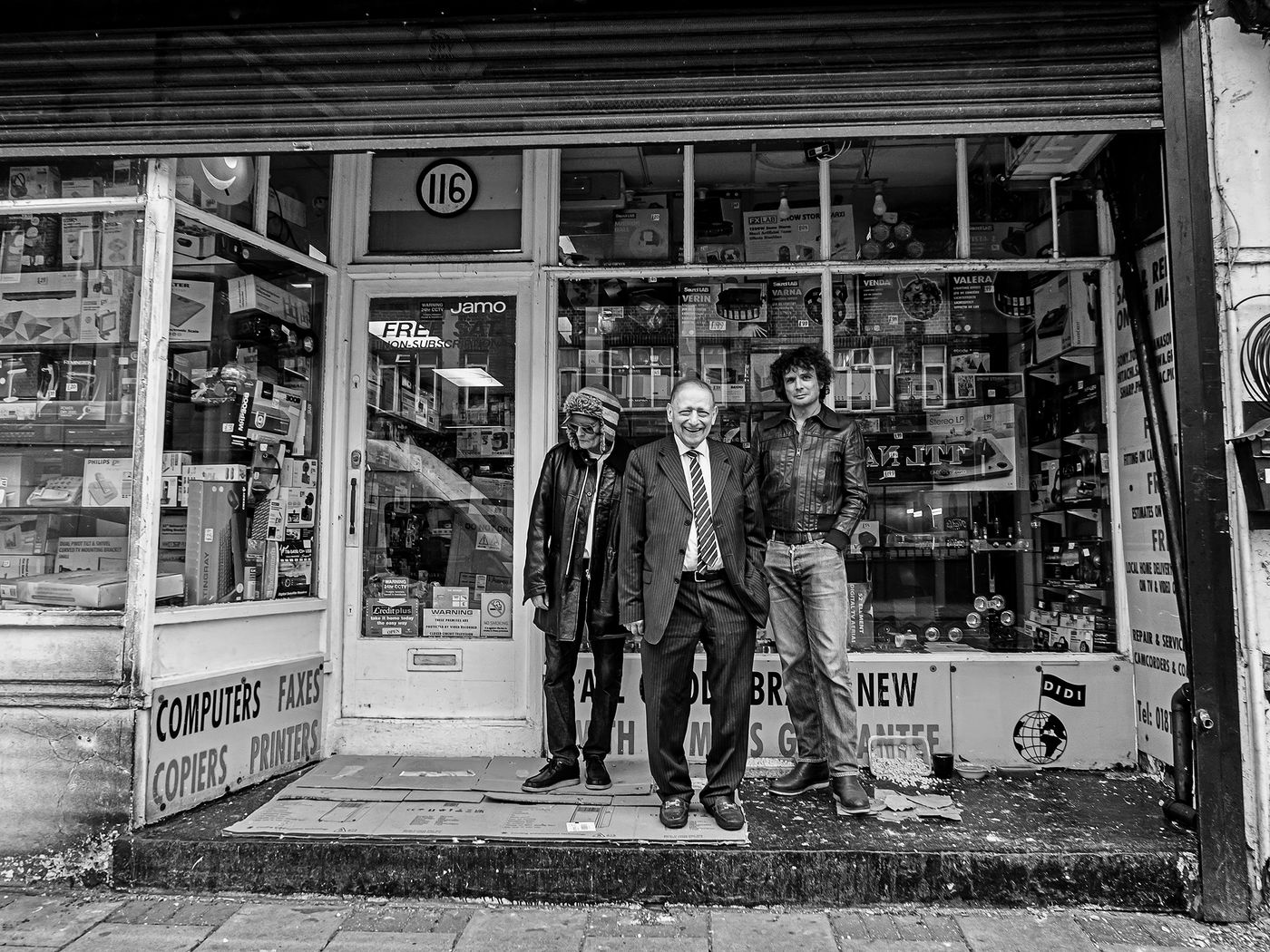 Lawrence y Will en la tienda de electrónica del Sr. Terry en Welling. Foto: James Potter