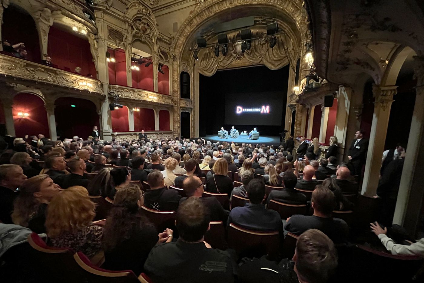 Rueda de prensa en el teatro que sirvió de sede a la compañía fundada por Bertolt Brecht. Foto: Sven Darmer