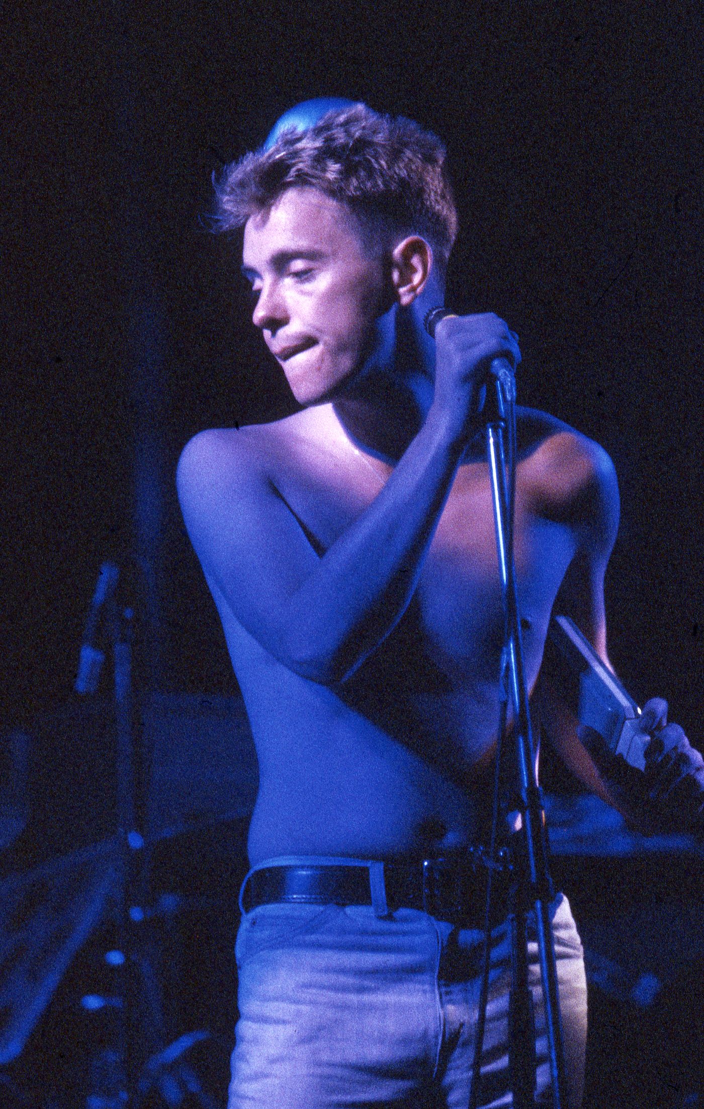 Bernard Sumner, al frente de New Order, en su concierto del 7 de julio de 1984 en Studio 54, Barcelona. Foto: Francesc Fàbregas