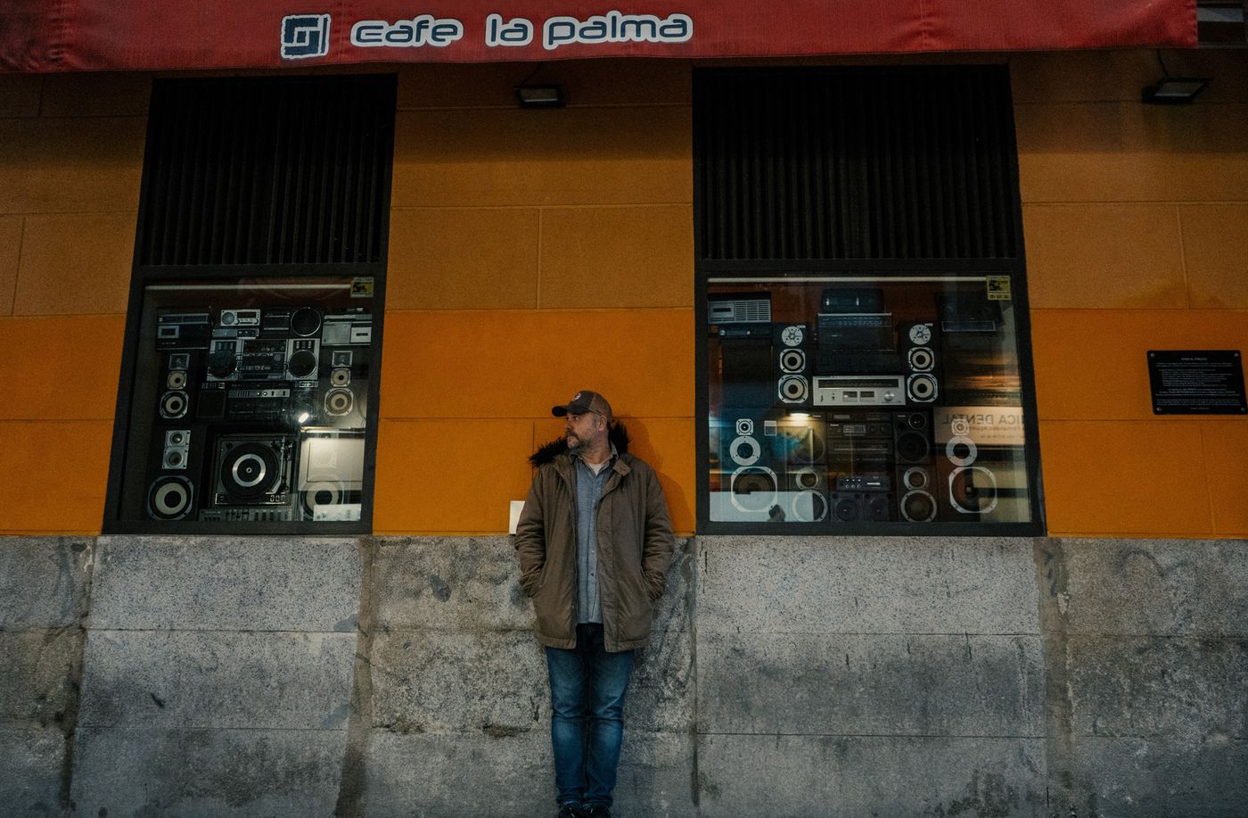 Delante del Café La Palma en Madrid, un lugar emblemático para la banda. Foto: G. González