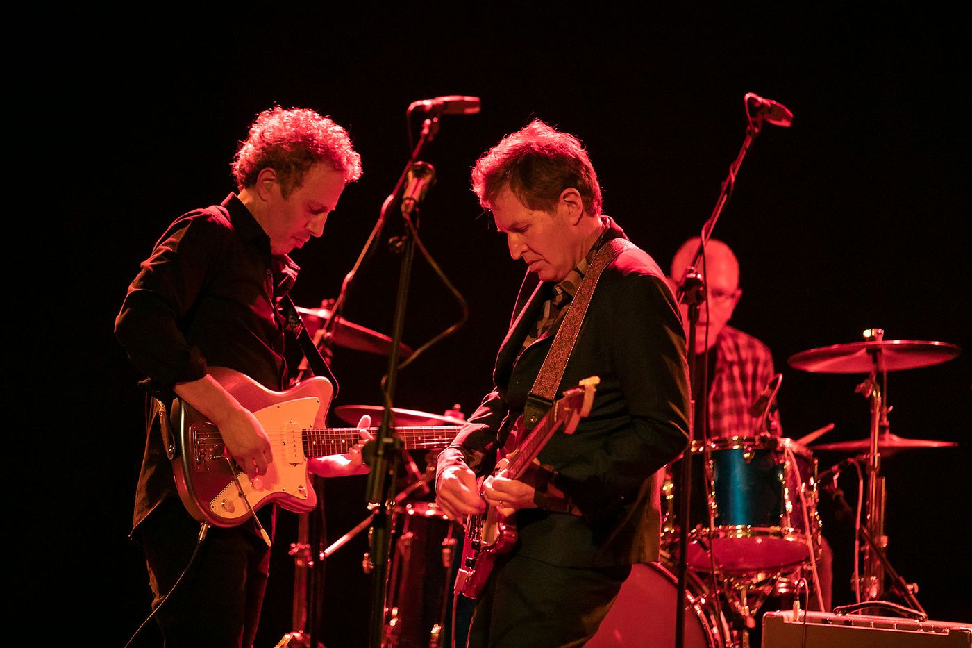 Duelo de guitarras: Jason Victor y Steve Wynn. Foto: Pilar Morales