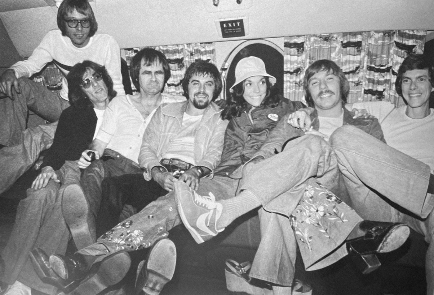 Oda de la carretera (de izquierda a derecha): Danny Woodhams, Tony Peluso, Bob Messenger, Cubby O’Brien, Karen, Doug Strawn y Richard, 1973.