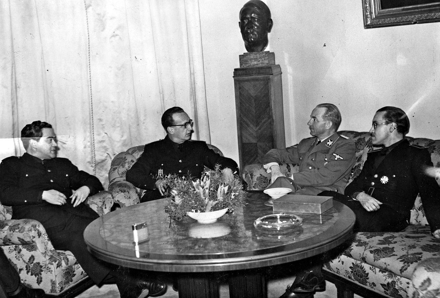 Víctor de la Serna –primero por la izquierda– junto al vicesecretario de Educación Popular Gabriel Arias-Salgado y al jefe de prensa del Reich, Otto Dietrich, durante una visita a Berlín en 1943.