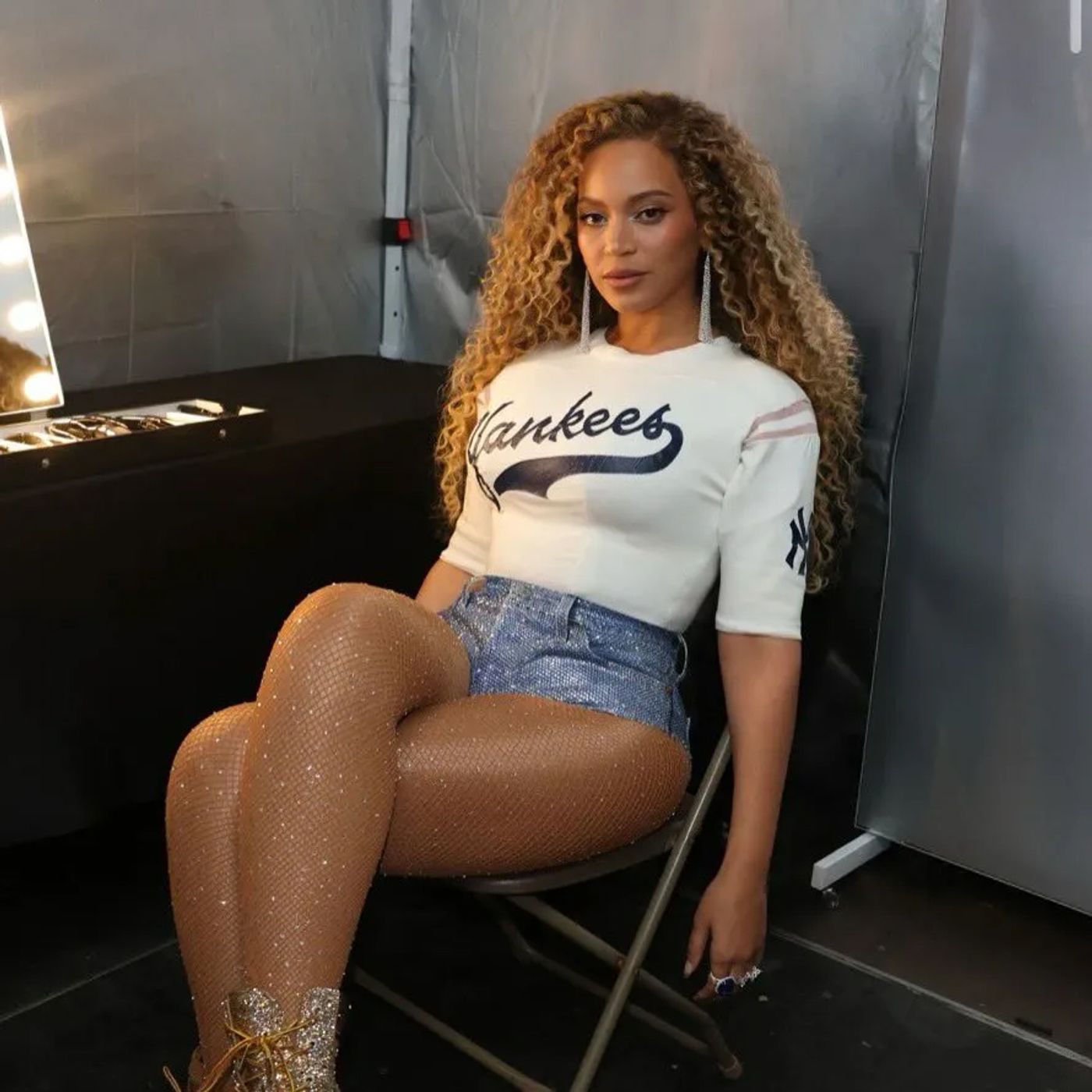 Desde el estadio de los Yankees de New York, natural como ella misma. <a href="https://bsky.app/profile/popcrave.com/post/3mql3kngls22d" target="_blank"> Ver post </a>
