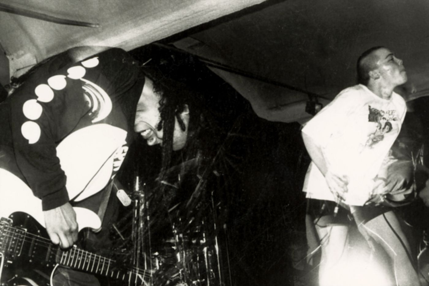 Lesley Rankine y la guitarra de Fuzz, hardcore-metal con black rock. Foto: Juan Sala