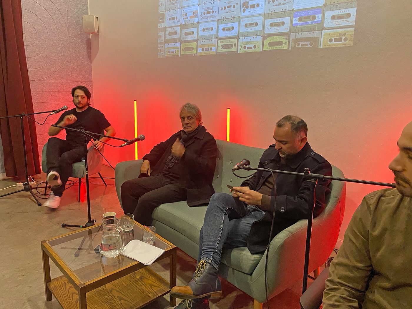 En el sofá, con Claudio Vergara (de ‘La Tercera’), en el CCE en Santiago. Foto: Eduardo Lobos