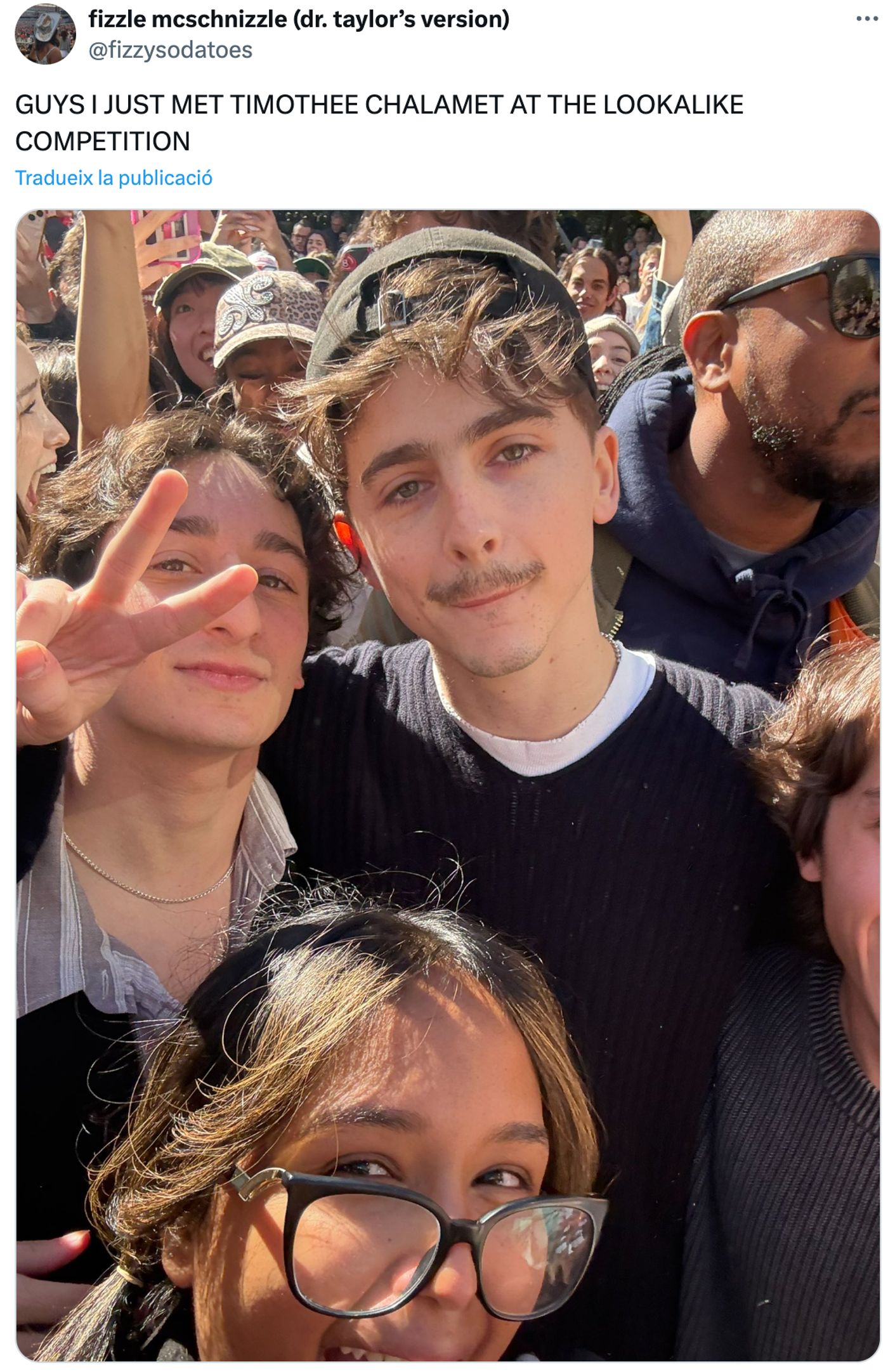 Chalamet entre el público. <a href="https://x.com/fizzysodatoes/status/1850601707350237368" target="_blank"> Ver tuit </a>