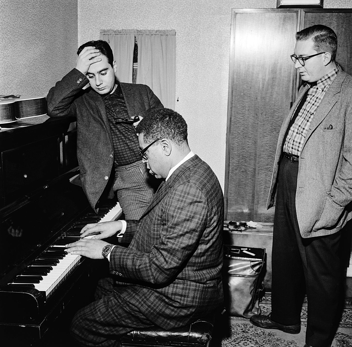 Lalo Schifrin (izquierda) con el batería Mel Lewis (derecha) escuchando a Dizzy Gillespie (piano), 1960. Foto: Bill Wagg (Getty Images)