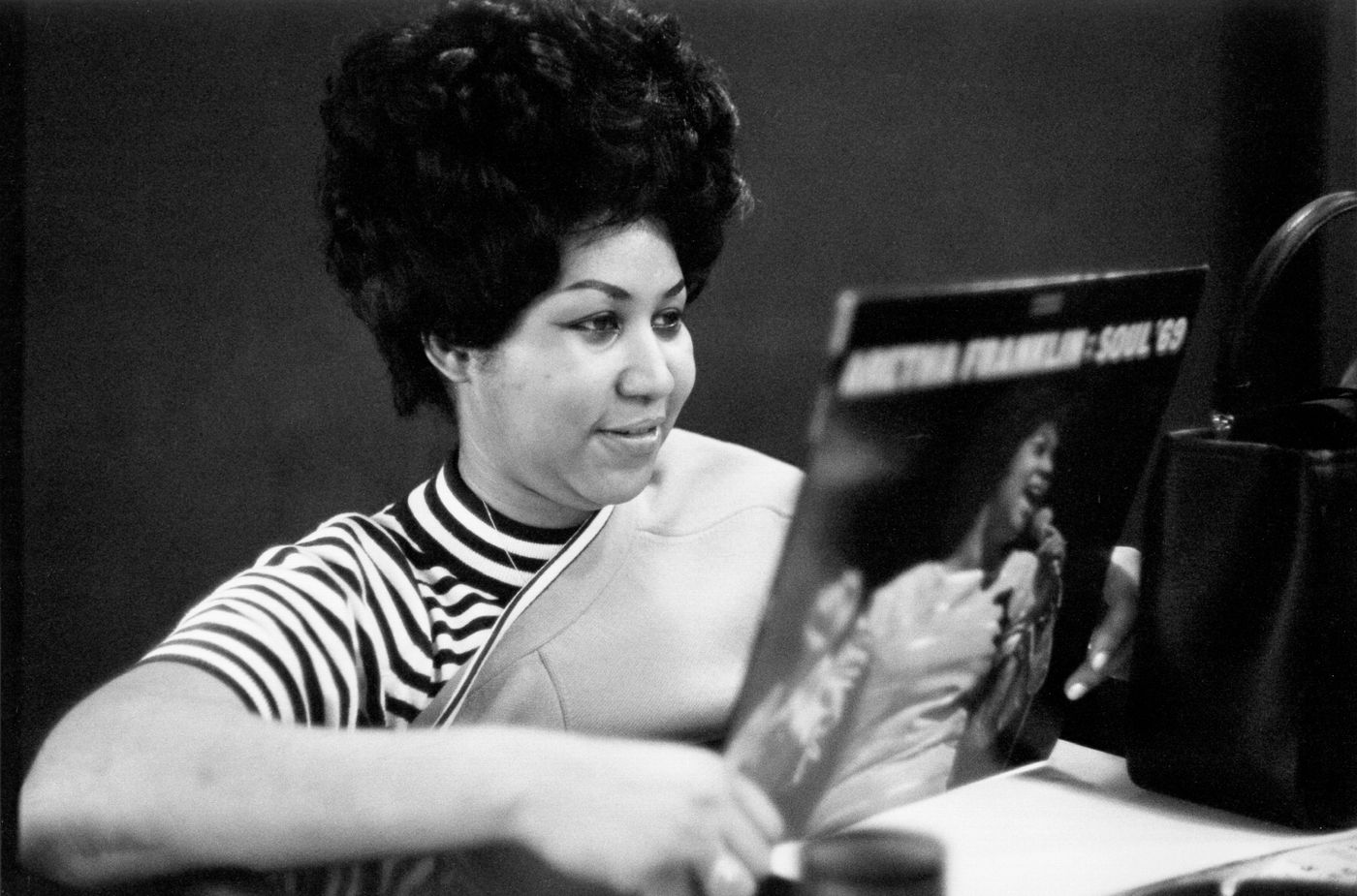 En 2009, Aretha miraba con orgullo una copia de “Soul ’69”, uno de sus mejores discos. Foto: Michael Ochs Archives (Getty Images)