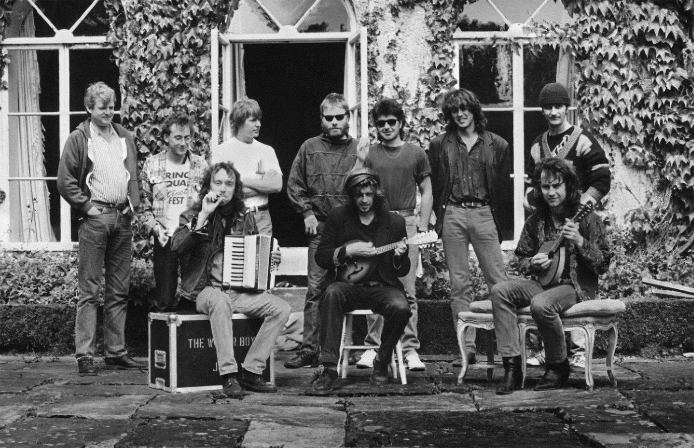 La formación de The Waterboys que apareció fotografiada en la portada de “Fisherman’s Blues” (1988). 
