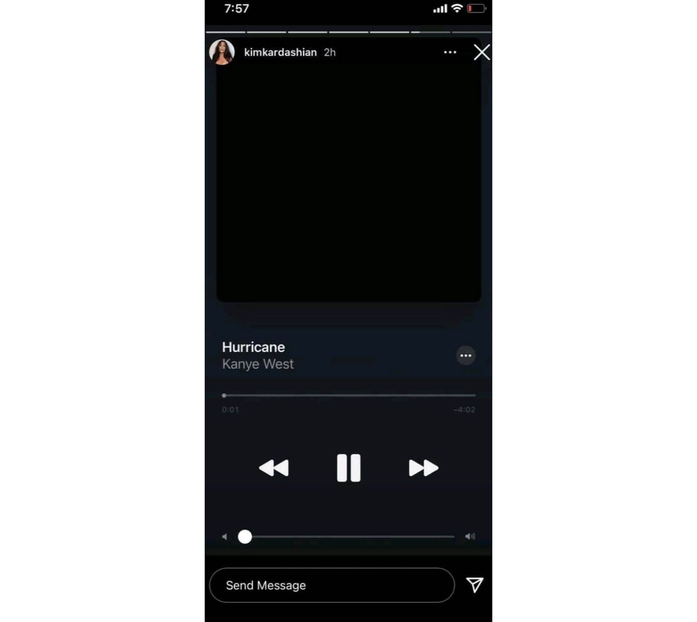 Kim Kardashian escuchando “Donda” en su Spotify con el volumen a 0.