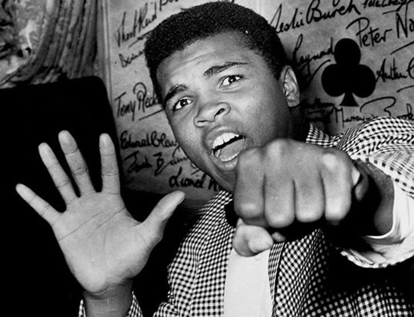 <p>El boxeador estadounidense Cassius Clay había puesto en marcha su estrategia de marketing al declararse insistentemente el más guapo y el más grande ante quien quisiera oírle. Aquí, en 1963.</p>