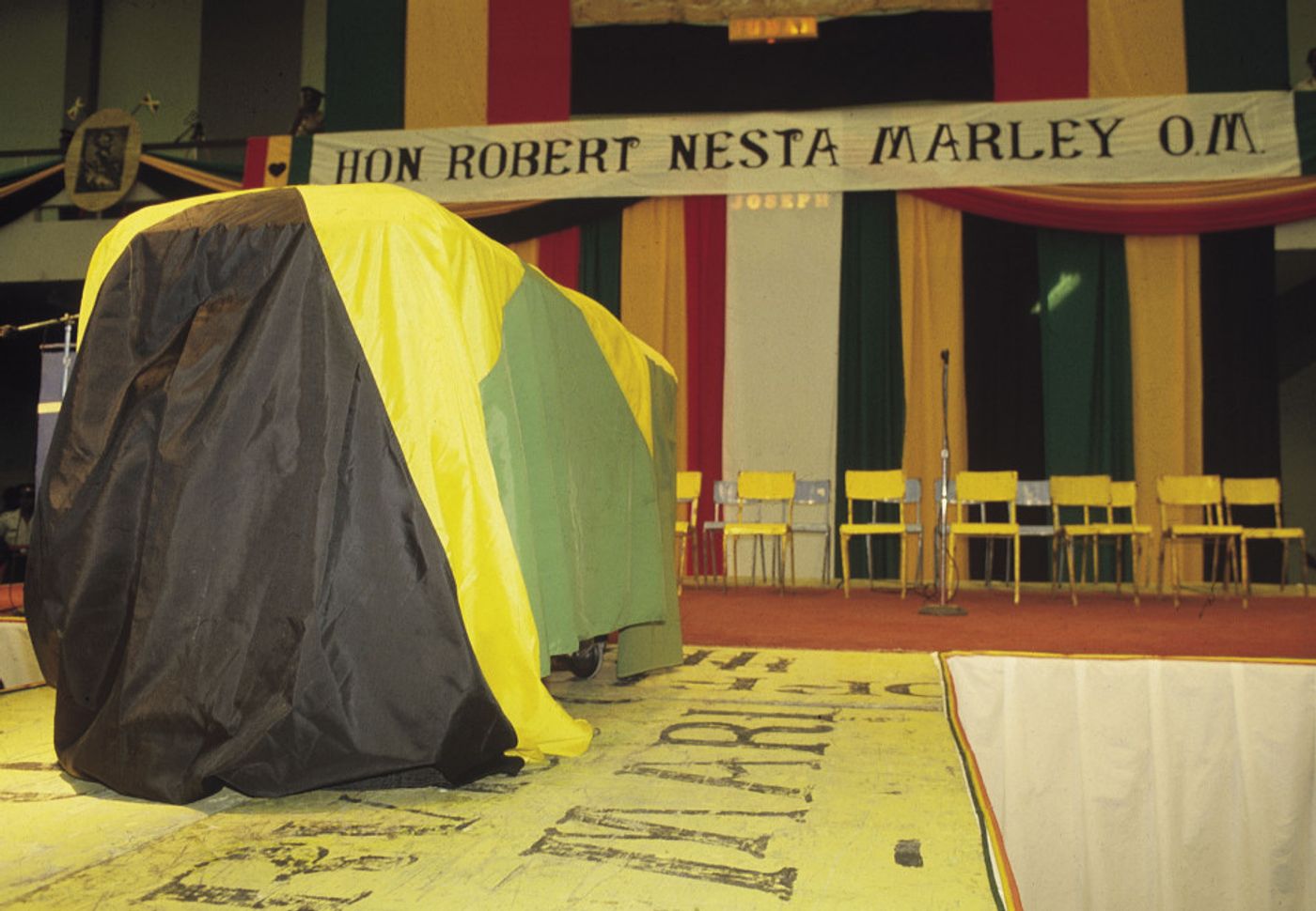 <p>El ataúd de Bob Marley, cubierto con la bandera jamaicana.</p>