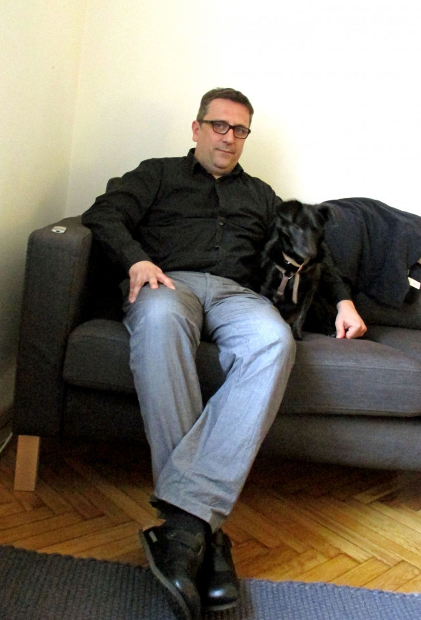 Peter Rehberg con su perrito. Foto: Pablo Gil